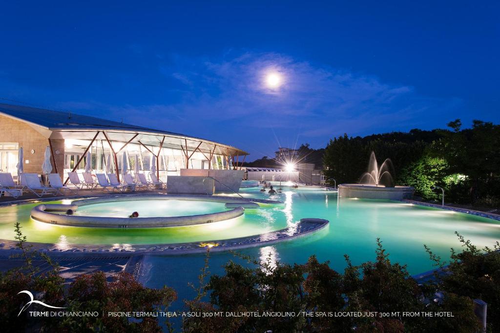 Bazén v ubytování Hotel Angiolino nebo v jeho okolí
