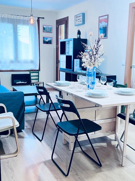 a living room with a table with chairs and a couch at Apartamento Espata IX in Villanúa