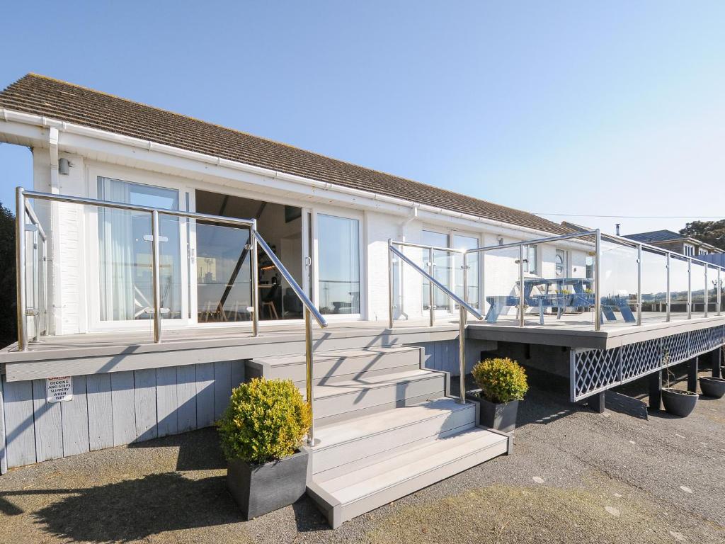 une maison avec des escaliers et des fenêtres. dans l'établissement Atlanta, à Tintagel