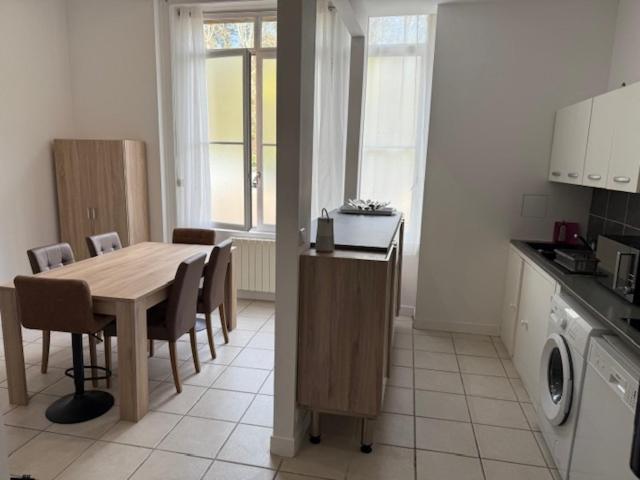 Kuchyň nebo kuchyňský kout v ubytování OULLINS T3 COSY 70M2 - 6 Pers 2 Chambre - 2 Mezzanines Métro & centre à Pied