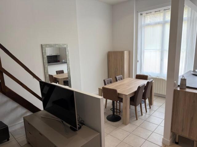 TV a/nebo společenská místnost v ubytování OULLINS T3 COSY 70M2 - 6 Pers 2 Chambre - 2 Mezzanines Métro & centre à Pied