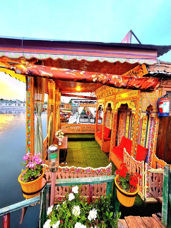 Večerní zábavní program pro hosty v ubytování King of kings Houseboat