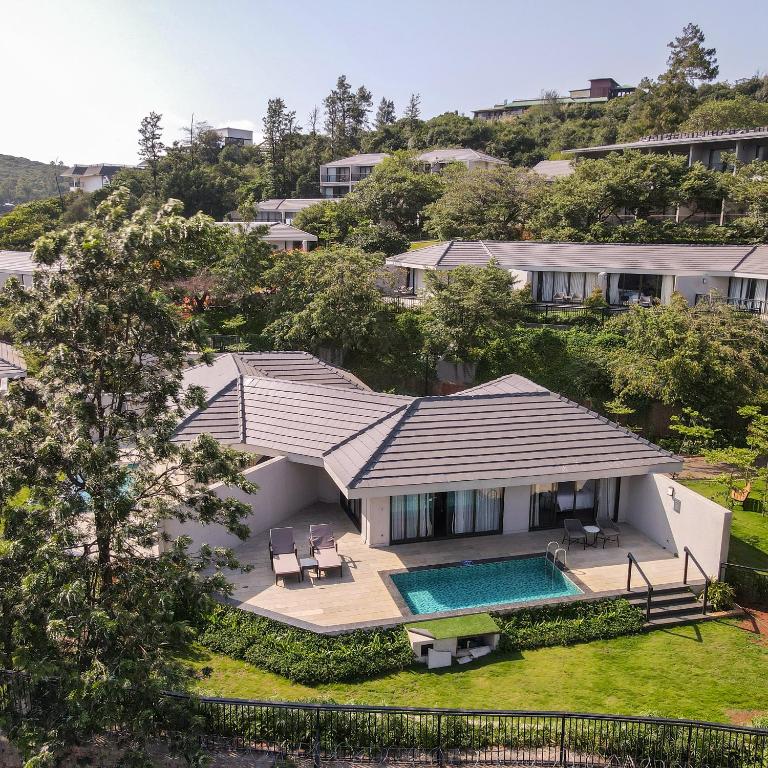 Bazén v ubytování Courtyard by Marriott Mahabaleshwar nebo v jeho okolí