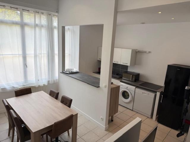 Kuchyň nebo kuchyňský kout v ubytování OULLINS T3 COSY 70M2 - 6 Pers 2 Chambre - 2 Mezzanines Métro & centre à Pied