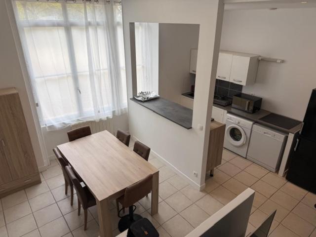 Kuchyň nebo kuchyňský kout v ubytování OULLINS T3 COSY 70M2 - 6 Pers 2 Chambre - 2 Mezzanines Métro & centre à Pied