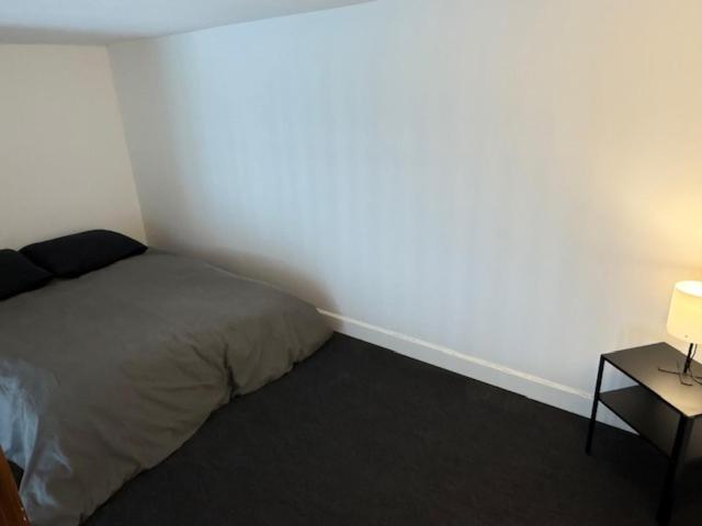 Postel nebo postele na pokoji v ubytování OULLINS T3 COSY 70M2 - 6 Pers 2 Chambre - 2 Mezzanines Métro & centre à Pied