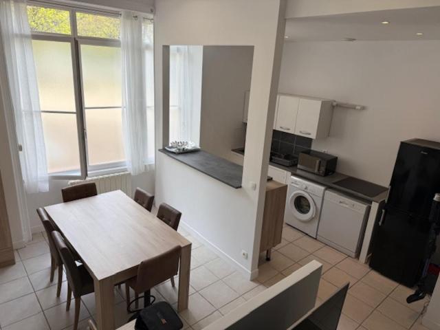 Kuchyň nebo kuchyňský kout v ubytování OULLINS T3 COSY 70M2 - 6 Pers 2 Chambre - 2 Mezzanines Métro & centre à Pied