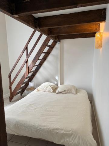 Postel nebo postele na pokoji v ubytování OULLINS T3 COSY 70M2 - 6 Pers 2 Chambre - 2 Mezzanines Métro & centre à Pied