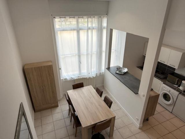 Kuchyň nebo kuchyňský kout v ubytování OULLINS T3 COSY 70M2 - 6 Pers 2 Chambre - 2 Mezzanines Métro & centre à Pied