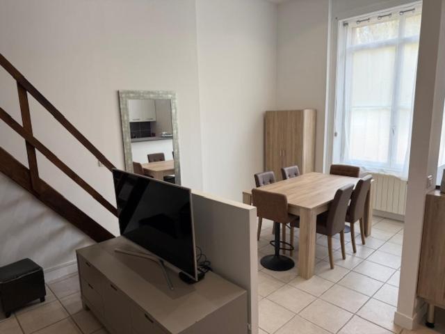 TV a/nebo společenská místnost v ubytování OULLINS T3 COSY 70M2 - 6 Pers 2 Chambre - 2 Mezzanines Métro & centre à Pied