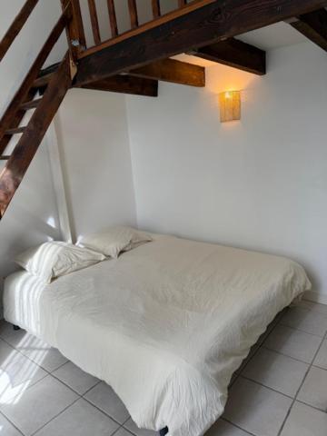 Postel nebo postele na pokoji v ubytování OULLINS T3 COSY 70M2 - 6 Pers 2 Chambre - 2 Mezzanines Métro & centre à Pied