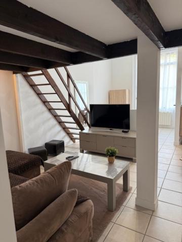 TV a/nebo společenská místnost v ubytování OULLINS T3 COSY 70M2 - 6 Pers 2 Chambre - 2 Mezzanines Métro & centre à Pied
