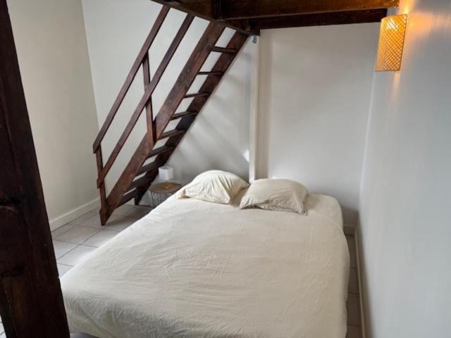 Postel nebo postele na pokoji v ubytování OULLINS T3 COSY 70M2 - 6 Pers 2 Chambre - 2 Mezzanines Métro & centre à Pied