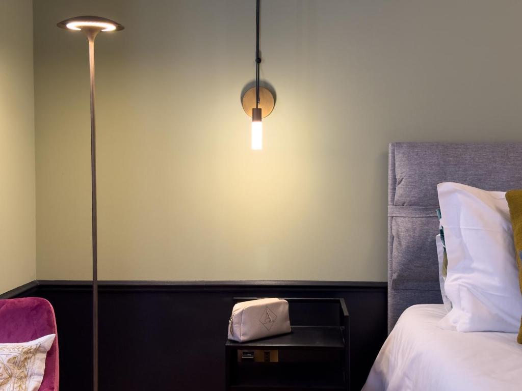Postel nebo postele na pokoji v ubytování Case Ospitali, KS-Suites