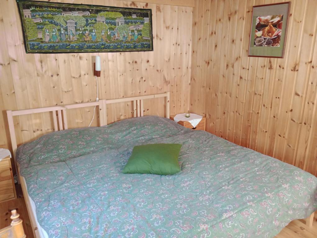 Postel nebo postele na pokoji v ubytování Alva Stugby Gotland