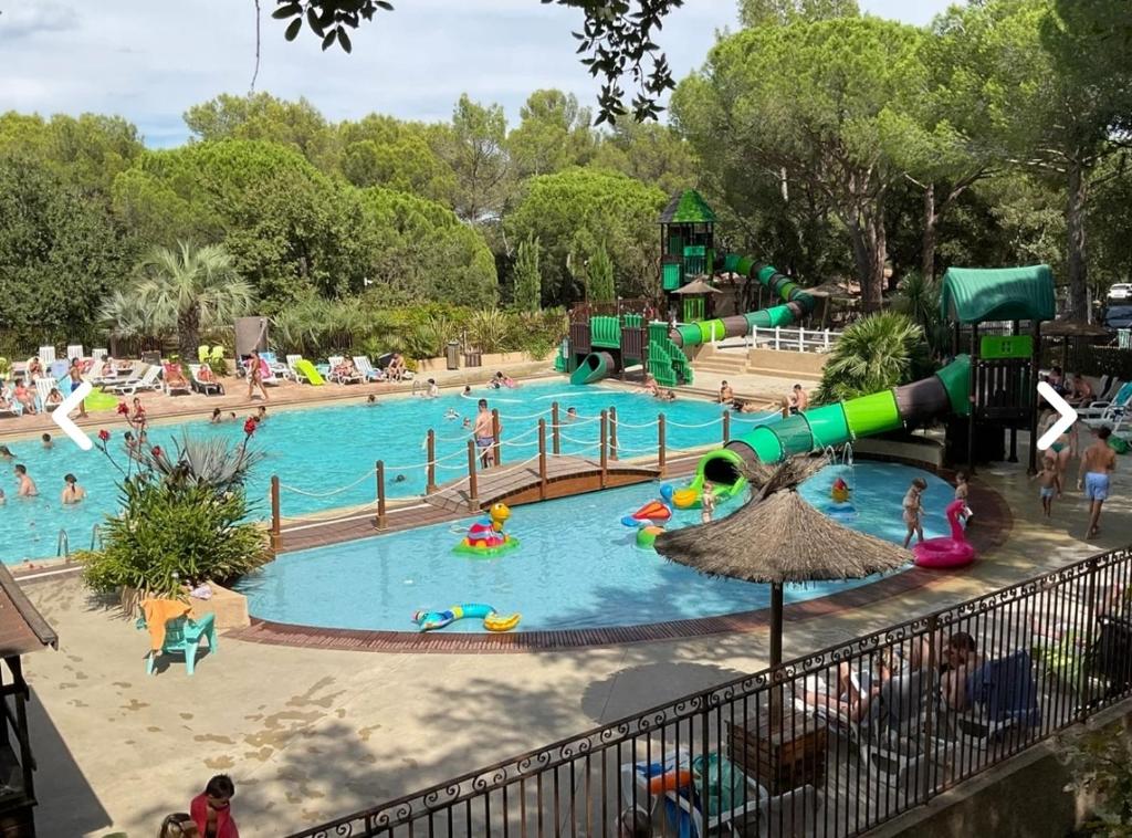 une grande piscine avec des gens qui y jouent dans l'établissement Mobile home 6-pers Camping Leï Suves-Côtes d'Azur-including airco, à Roquebrune-sur Argens