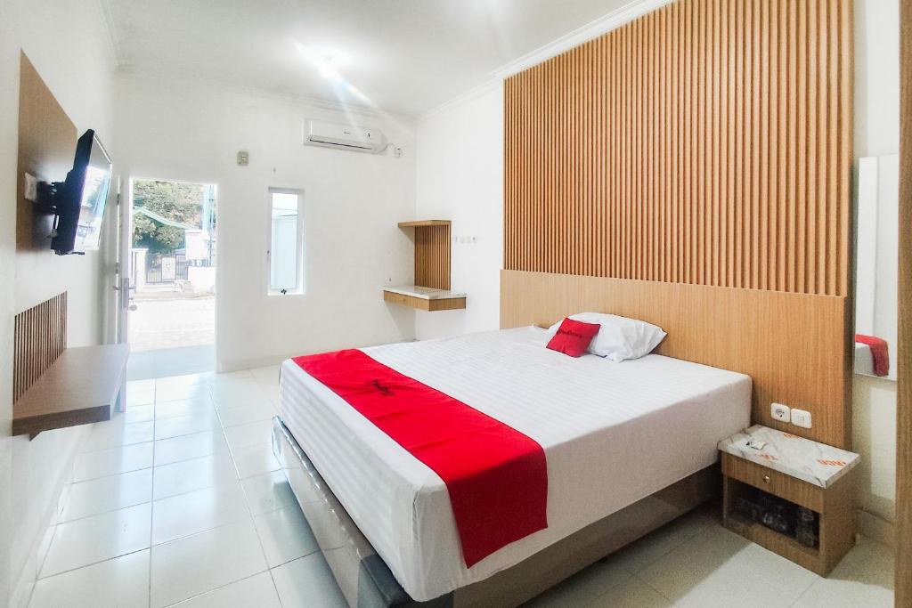 Ένα ή περισσότερα κρεβάτια σε δωμάτιο στο RedDoorz at Linda Residence Jambi