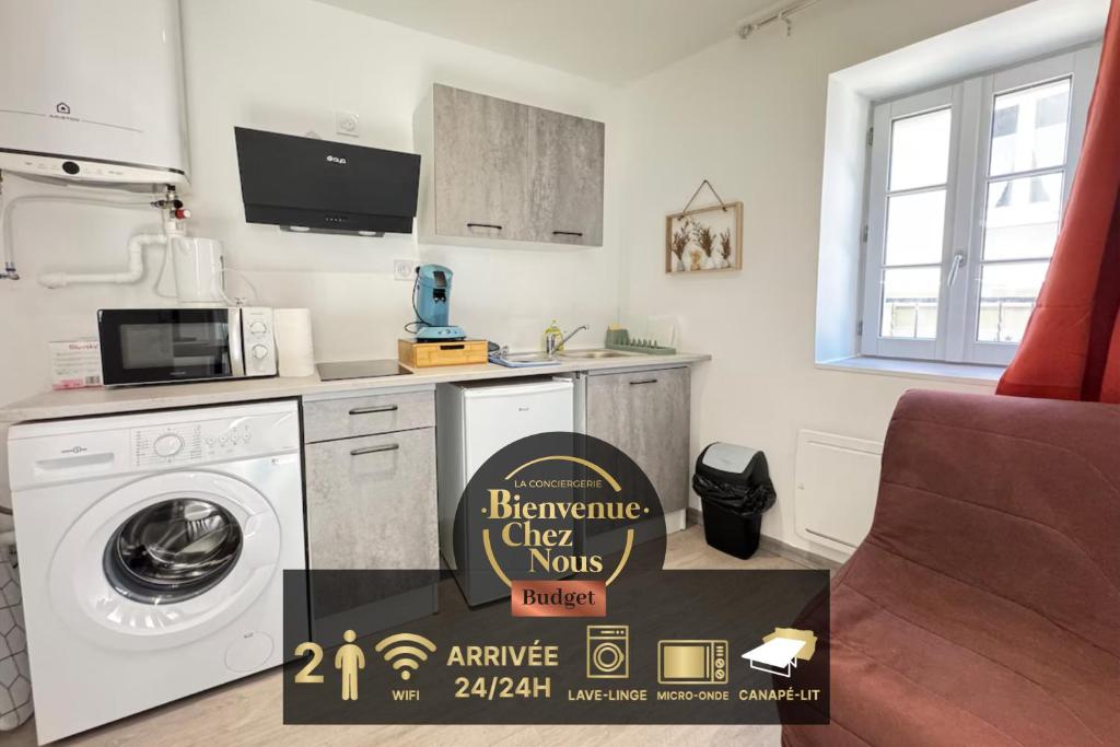 - un panneau dans une cuisine équipée d'un lave-linge dans l'établissement Petit studio, fonctionnel 2A, à Royat