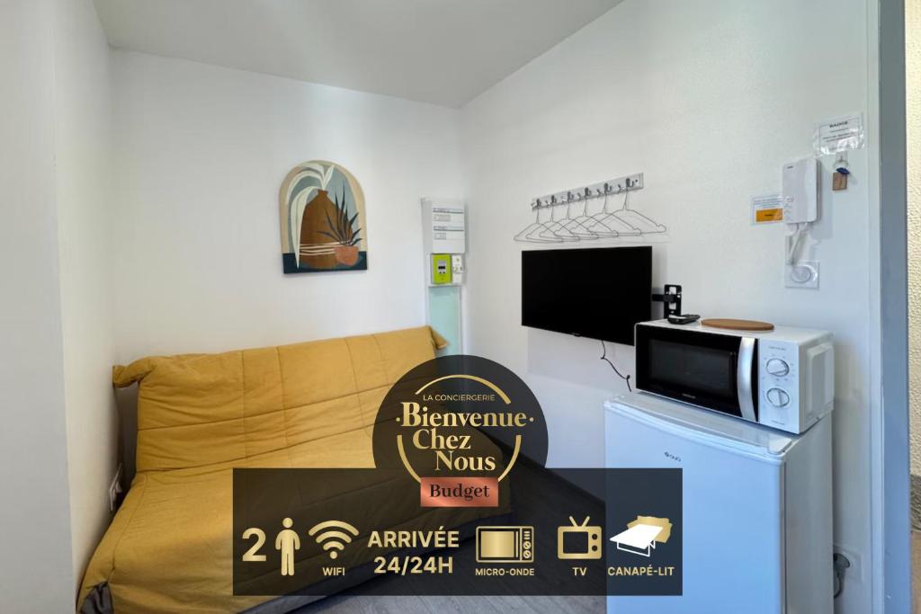 un panneau dans un salon avec un four micro-ondes dans l'établissement Petit studio, fonctionnel 2B, à Royat