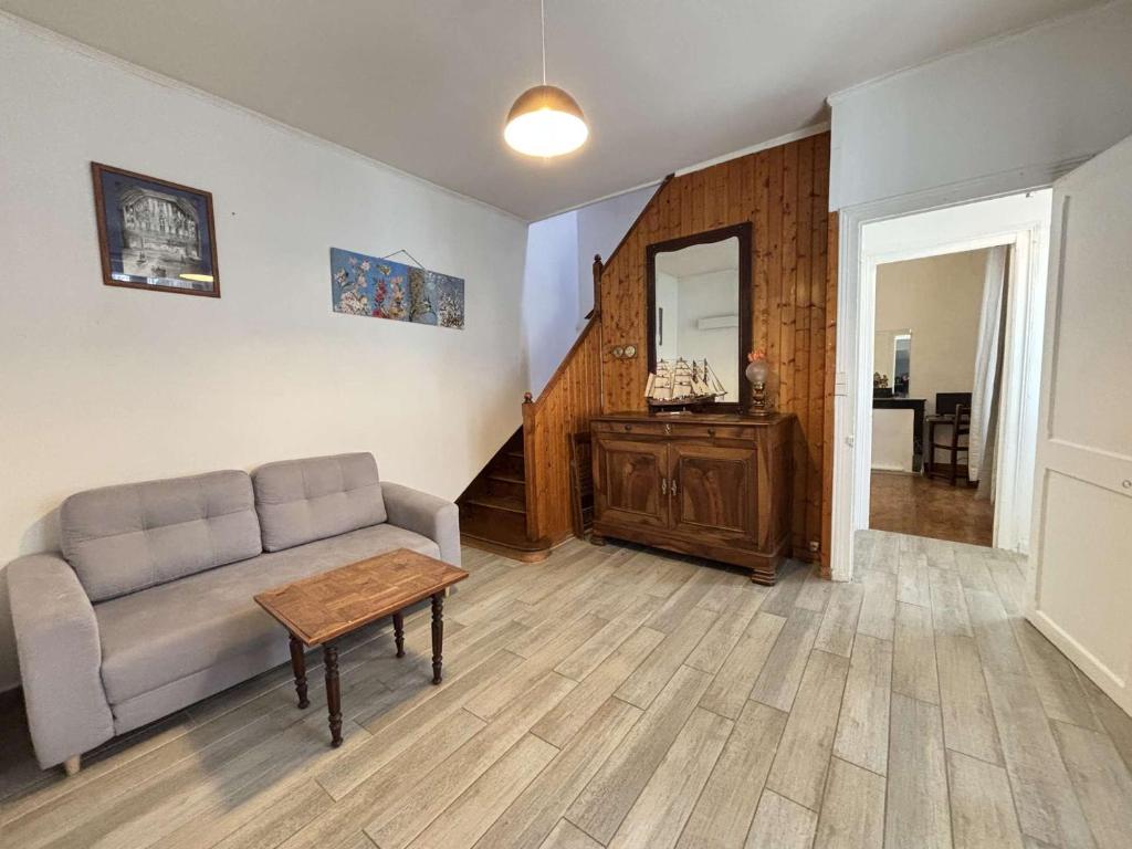 un salon avec un canapé et une table dans l'établissement Maison 4 pièces LA ROCHELLE - LR000-015, à La Rochelle