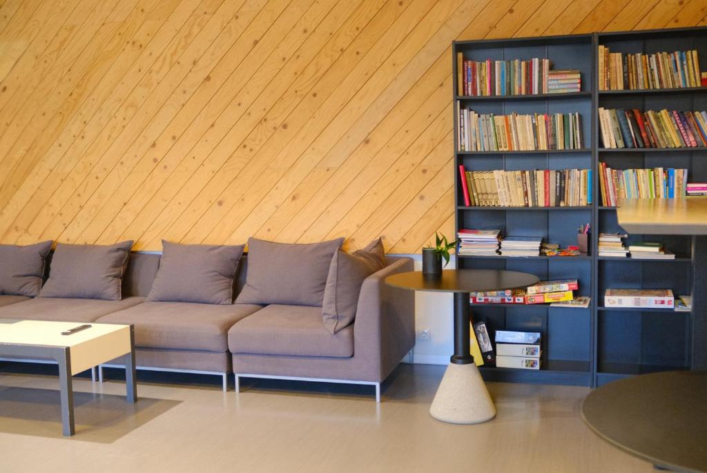 Istumisnurk majutusasutuses Pärnu Rannastaadioni Hostel