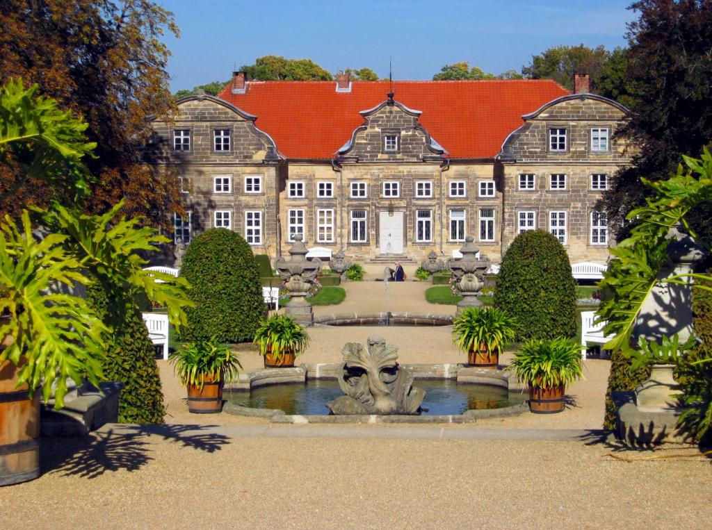 een groot gebouw met een fontein ervoor bij Schlosshotel Blankenburg in Blankenburg