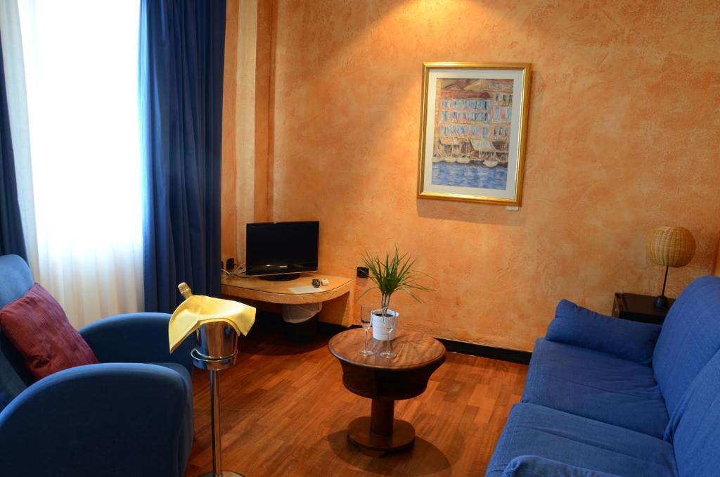 Televízia a/alebo spoločenská miestnosť v ubytovaní Hotel Tikar