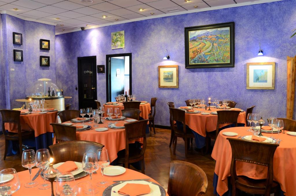 Reštaurácia alebo iné gastronomické zariadenie v ubytovaní Hotel Tikar