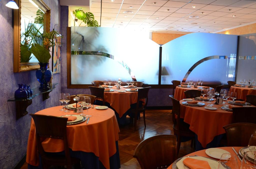 Reštaurácia alebo iné gastronomické zariadenie v ubytovaní Hotel Tikar