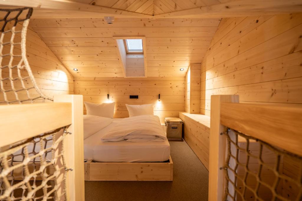 Postel nebo postele na pokoji v ubytování Naturhotel BASISLAGER Fichtelberg
