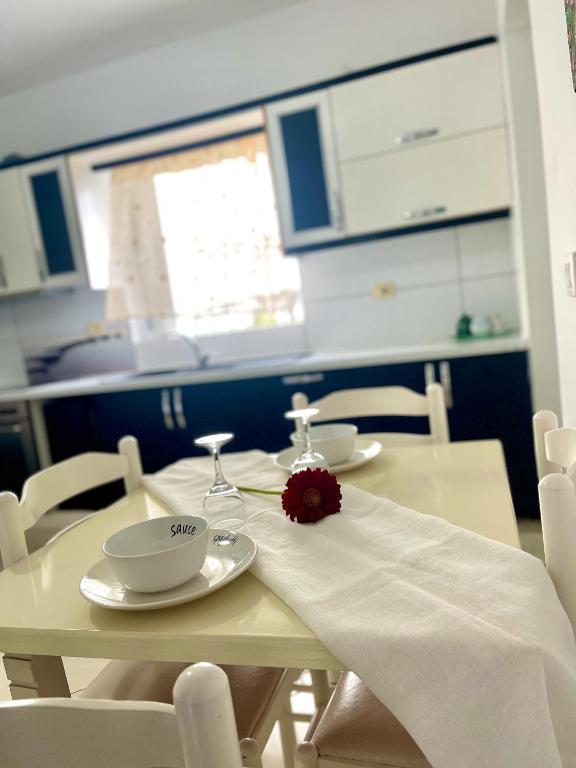 O bucătărie sau chicinetă la Guesthouse Shehu Ksamil