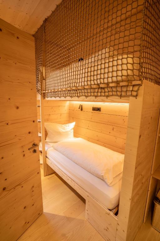 Postel nebo postele na pokoji v ubytování Naturhotel BASISLAGER Fichtelberg