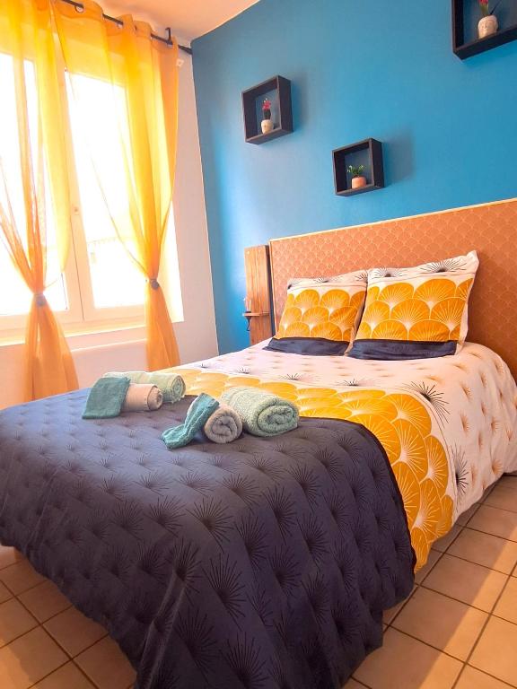 une chambre avec un grand lit avec des serviettes dessus dans l'établissement proche gare et centre-ville, parking gratuit et facile, wifi, à Châlons-en-Champagne