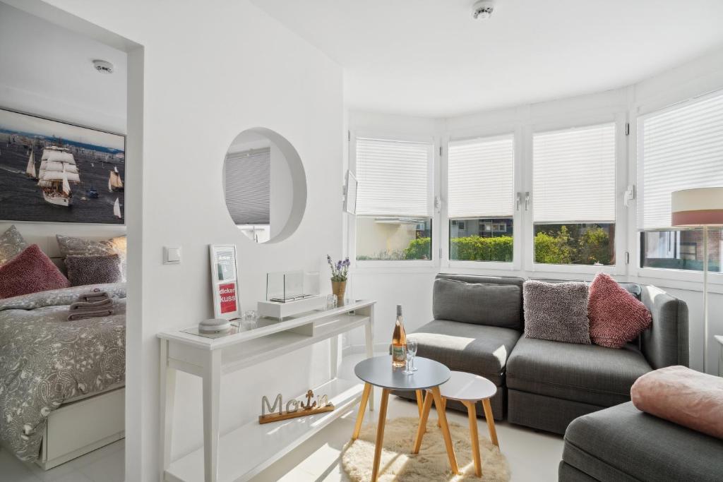 a living room with a couch and a table at Ferienwohnung Strandliebe Laboe in Laboe