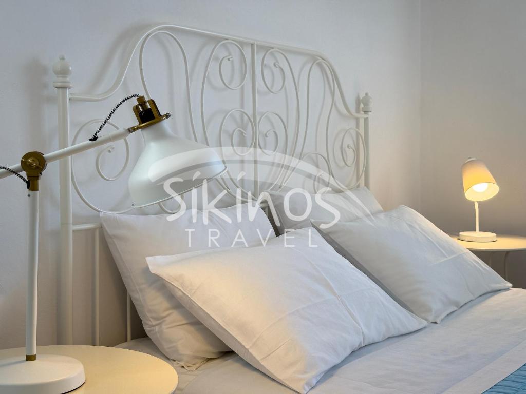 Postel nebo postele na pokoji v ubytování Beachfront Cycladic House