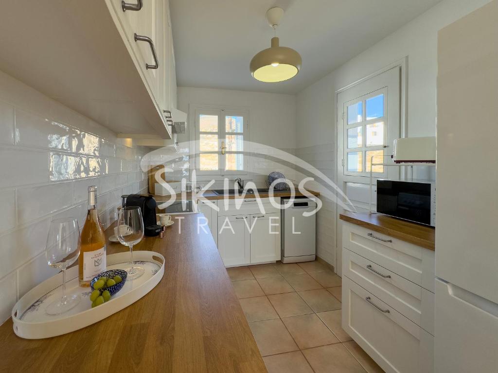 Kuchyň nebo kuchyňský kout v ubytování Beachfront Cycladic House