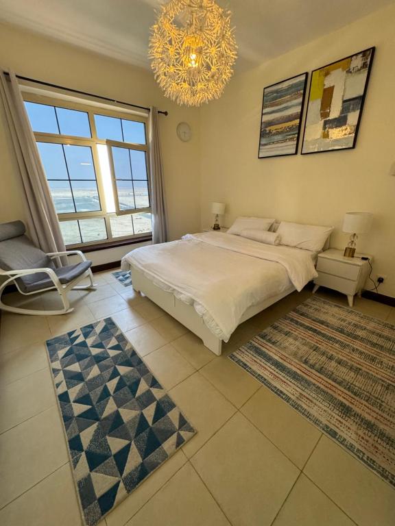 Ένα ή περισσότερα κρεβάτια σε δωμάτιο στο 2 Bedrooms APT in Marina tower sea view