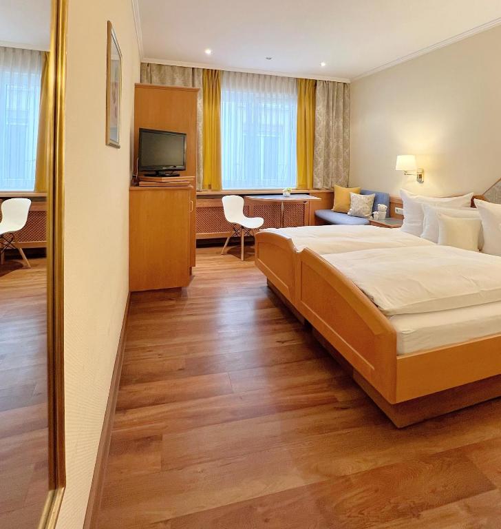 Postel nebo postele na pokoji v ubytování Greifensteiner Hof