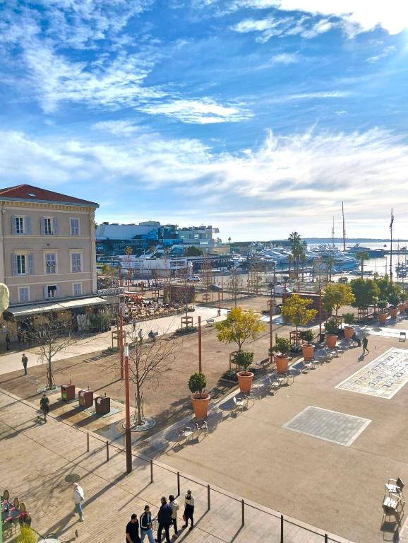 un groupe de personnes se promenant autour d'une cour arborée dans l'établissement PLEIN SUD - Le FAURE, à Cannes