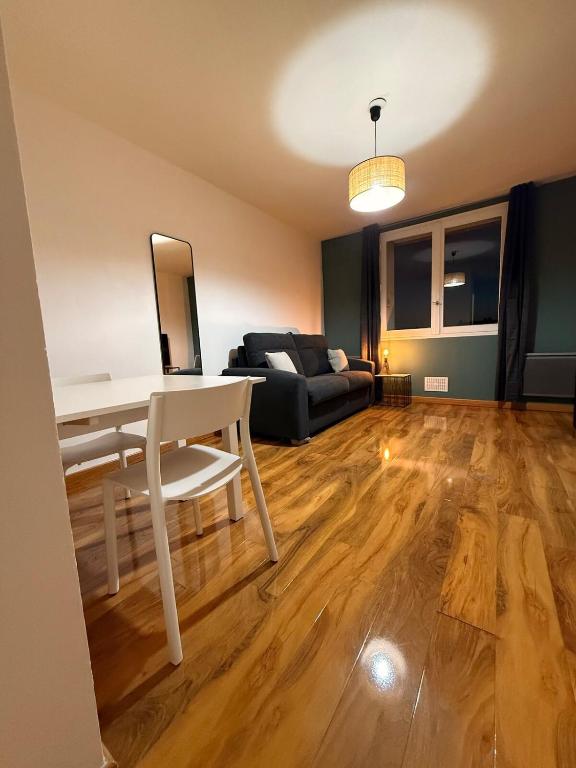 un salon avec une table et un canapé dans l'établissement Studio à 500 metres de la plage - Parking privé, à Houlgate