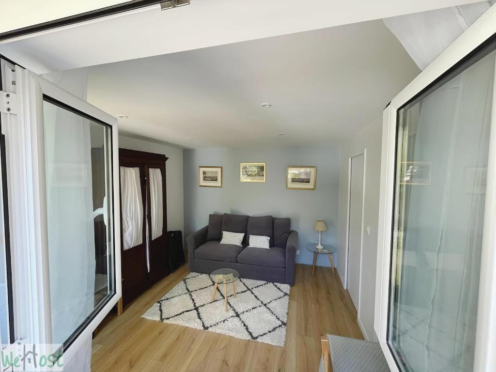 un salon avec un canapé et une table dans l'établissement Devalois Versailles - CI - Le Devalois Paisible logement près du Château, à Le Chesnay