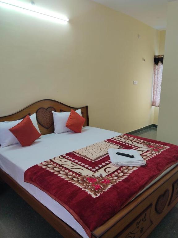Postel nebo postele na pokoji v ubytování ROBIN HILL RESORT INN Yercaud