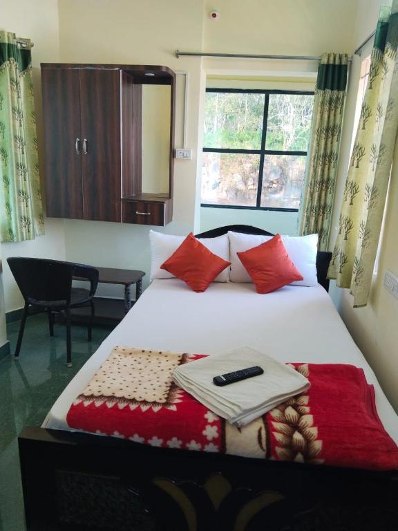 Postel nebo postele na pokoji v ubytování ROBIN HILL RESORT INN Yercaud