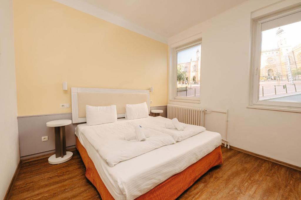 Postel nebo postele na pokoji v ubytování Hotel Metro