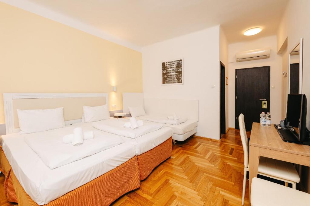 Postel nebo postele na pokoji v ubytování Hotel Metro