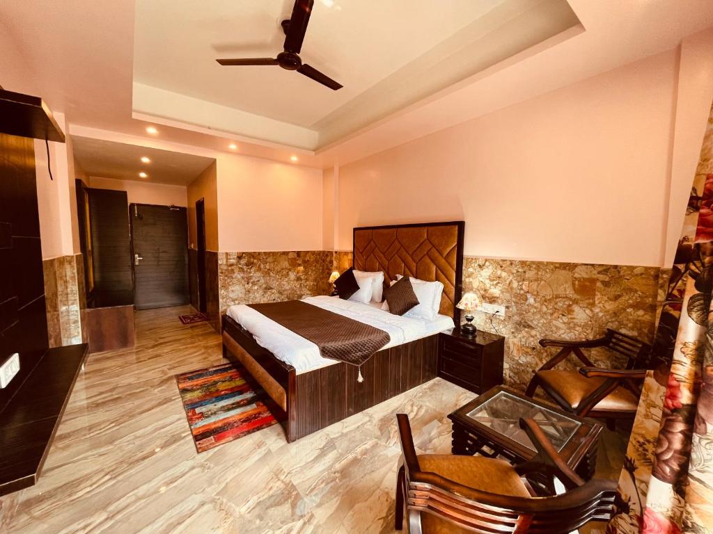 Postel nebo postele na pokoji v ubytování Doon Valley Resort, Mussoorie - away from city hustle