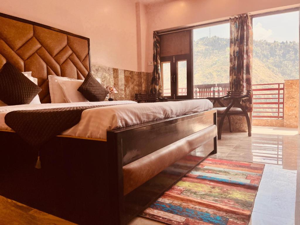 Postel nebo postele na pokoji v ubytování Doon Valley Resort, Mussoorie - away from city hustle