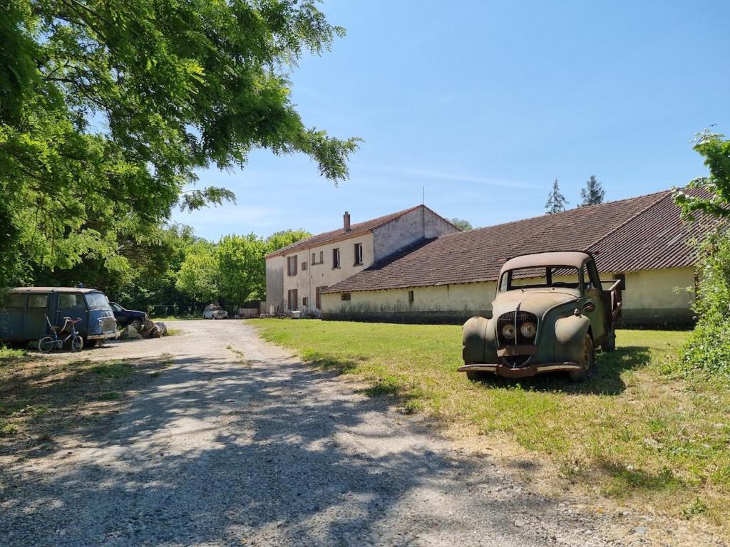 une vieille voiture garée sur le côté d'une route dans l'établissement Gîte à la ferme Chez Chris, à Bollène