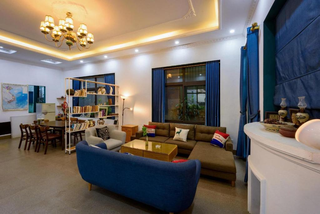 una sala de estar con un sofá y una mesa en Orchid Villa, en Kỳ Vĩ