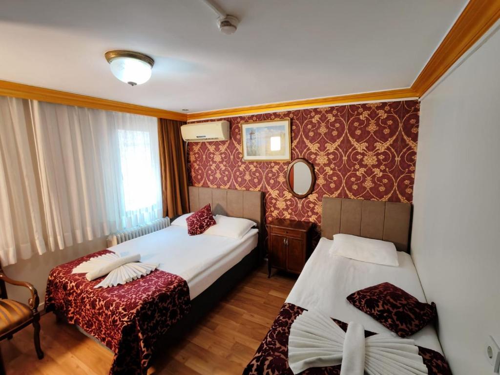 Postel nebo postele na pokoji v ubytování Sirkeci Emek Hotel